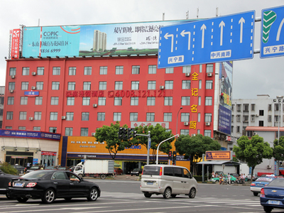 兩年未拆的違章廣告牌何時了結？寧波廣告設計與城市治理的困局